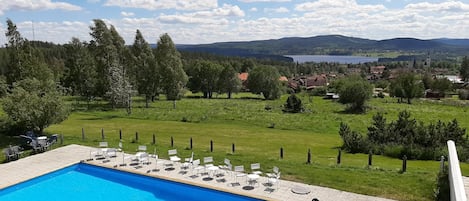 Piscine extérieure (ouverte en saison), parasols de plage