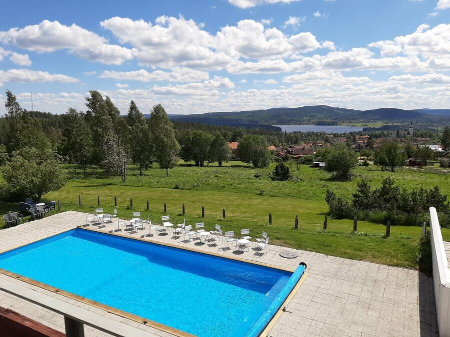 Piscine extérieure en saison, accès possible de 9 h à 21 h, parasols