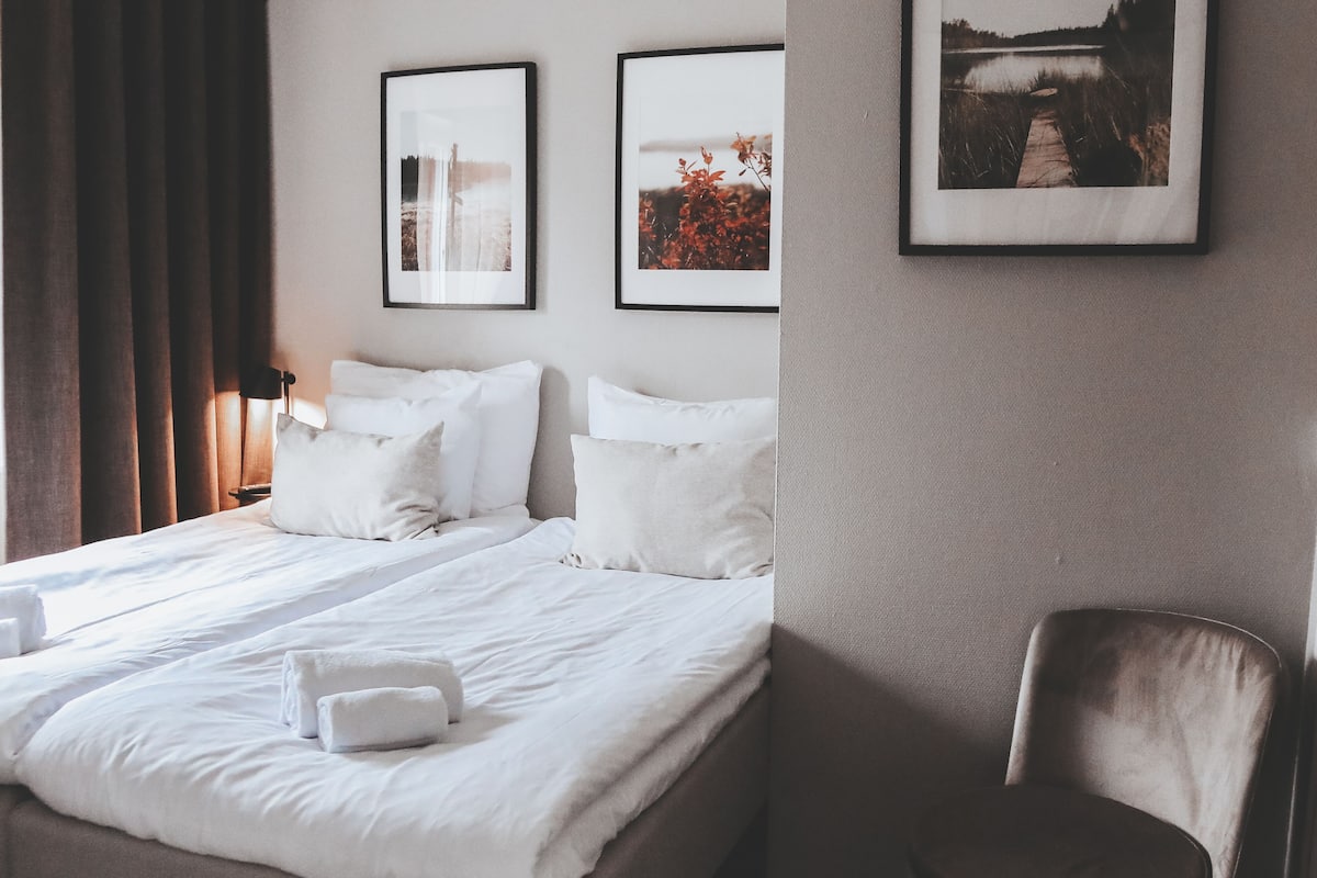 family room (4 people) | 2 bedrooms, desk, blackout curtains, iron/ironing board