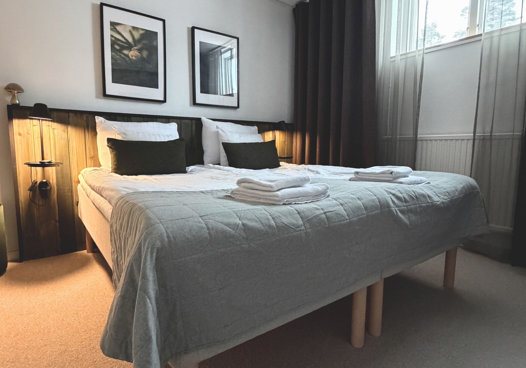 Phòng dành cho gia đình (4 people, small windows with no view) | Bàn, màn/rèm cản sáng, bàn ủi/dụng cụ ủi quần áo 