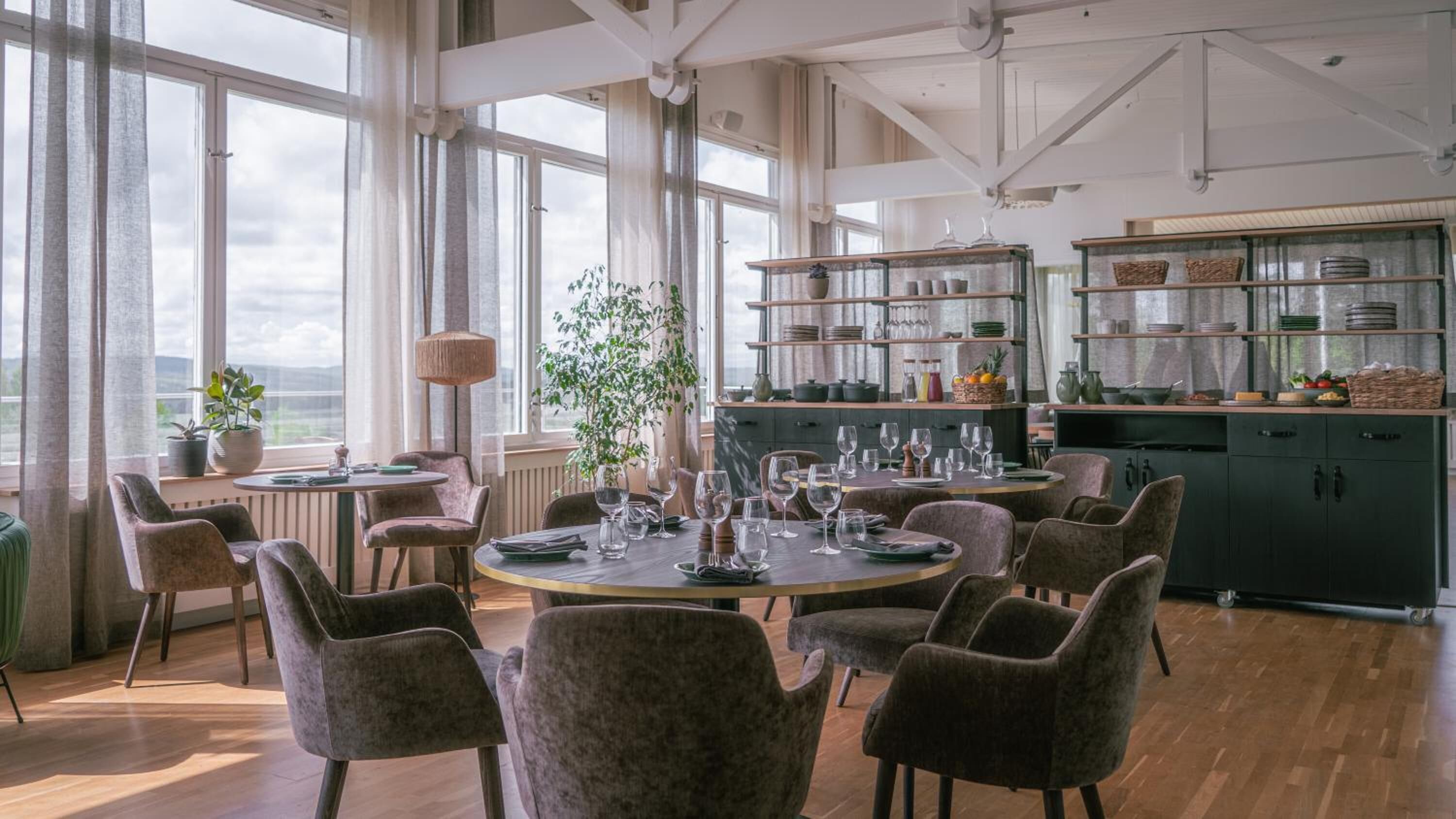 breakfast, lunch, dinner served; local and international cuisine