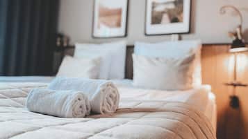 Escritorio, cortinas blackout y tabla de planchar con plancha