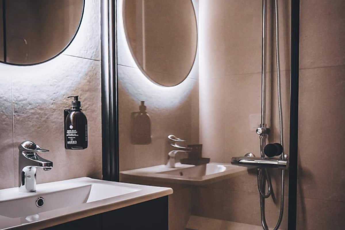 superior double room, balcony | bathroom | shower, eco-friendly toiletries, hair dryer, towels