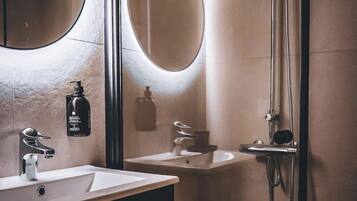 Chambre supérieure double, balcon | Salle de bain | Douche, articles de toilette écologiques, séchoir à cheveux