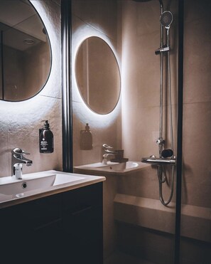 Superior tweepersoonskamer, balkon | Badkamer | Een douche, milieuvriendelijke toiletartikelen, een haardroger