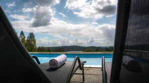 Sesongbasert utendørsbasseng, bassengparasoller og solsenger