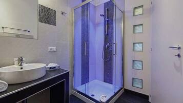 Deluxe Double Room | Bathroom | Shower, free toiletries, hair dryer, towels