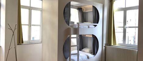 Private sleeping pod in 8 people dormitory (with Garden View) | Sengetøy i egyptisk bomull, sengetøy av topp kvalitet og safe på rommet