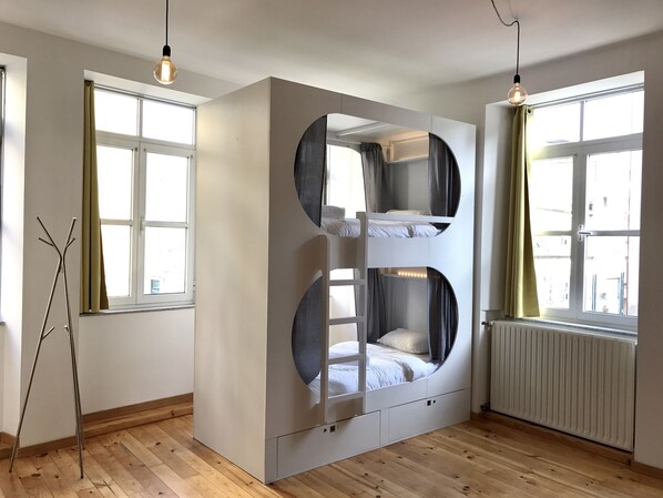 A room with a bunk bed, a radiator, and a window with curtains. - Urban Garden Porto Central Hostel (Porto)