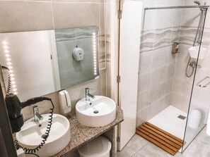 Slaapzaal, gemengd, niet-roken, uitzicht op tuin | Badkamer | Een douche, gratis toiletartikelen, een haardroger, handdoeken
