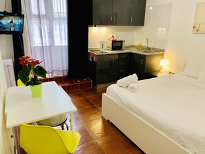 Egyptian cotton sheets, premium bedding, in-room safe, blackout curtains - Urban Garden Porto Central Hostel (Porto)