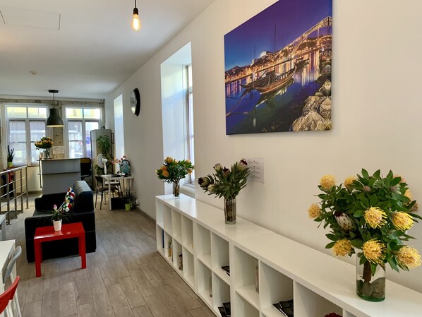 55-inch Smart TV with cable channels, TV, video game console - Urban Garden Porto Central Hostel (Porto)