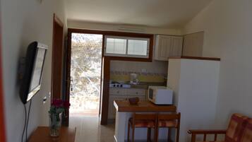 Eigene Küche | Kühlschrank, Mikrowelle, Herdplatte, Wasserkocher mit Kaffee-/Teezubehör