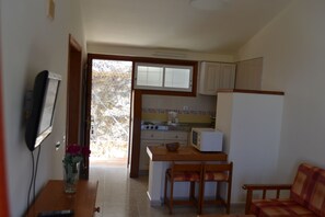 Privékeuken | Een koelkast, een magnetron, een kookplaat