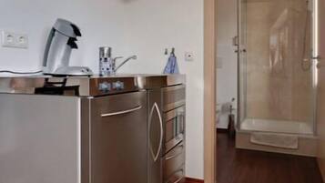 Phòng đôi Economy | Bếp nhỏ riêng | Tủ lạnh, lò vi sóng, bếp nấu, dụng cụ pha cà phê/trà