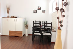 Comfort-Doppelzimmer | Essbereich im Zimmer
