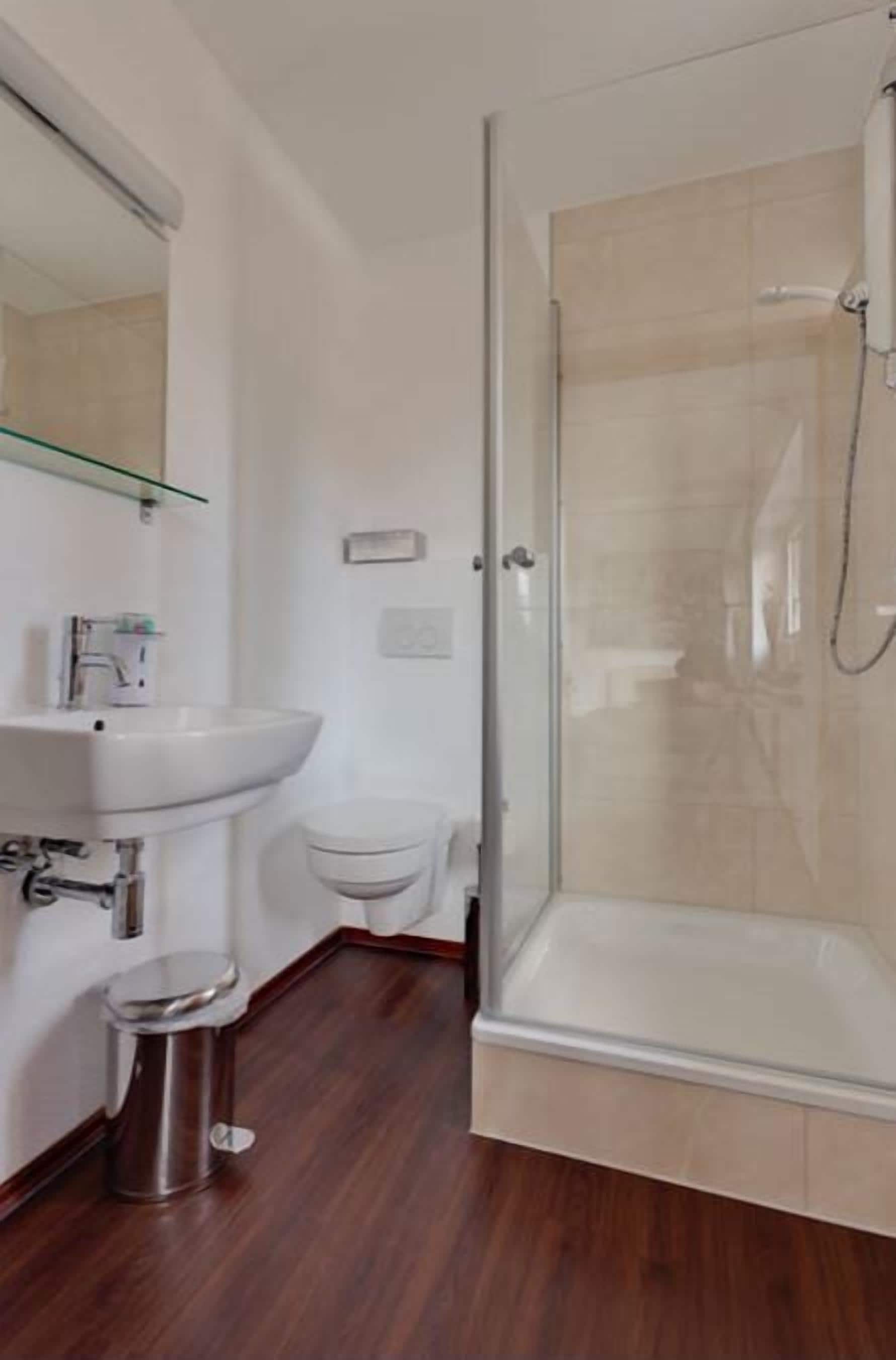 Economy-Doppelzimmer | Badezimmer | Dusche, kostenlose Toilettenartikel, Haartrockner, Handtücher