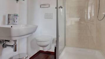 Economy-Doppelzimmer | Badezimmer | Dusche, kostenlose Toilettenartikel, Haartrockner, Handtücher