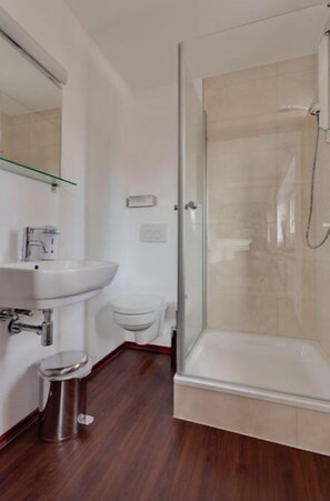 Economy Double Room | Bathroom | Shower, free toiletries, hair dryer, towels - Pension Haselmann (Münster)