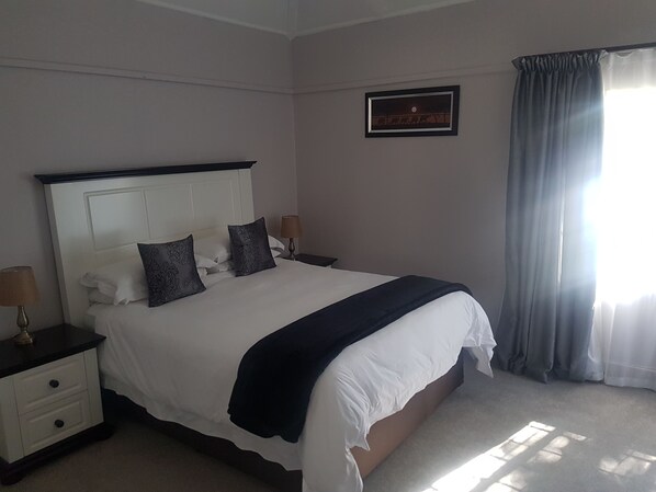 Premium bedding, desk, blackout curtains, free WiFi