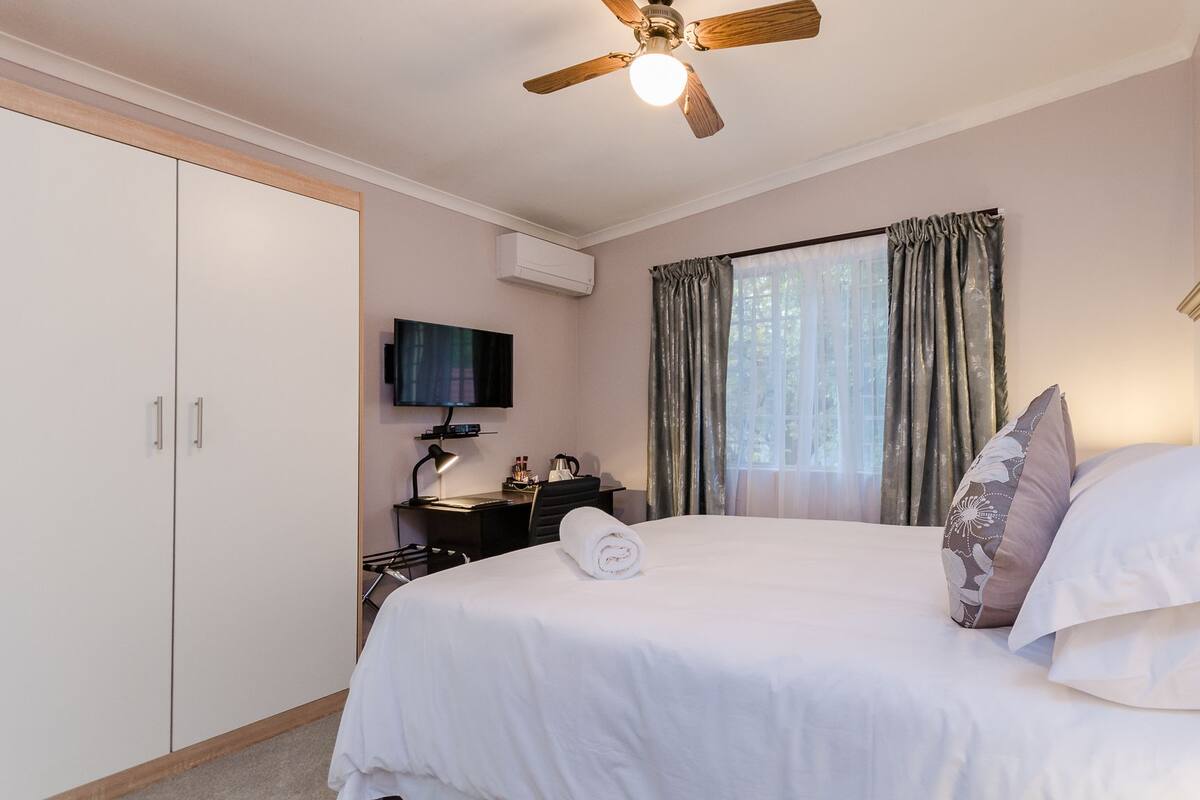 Premium bedding, desk, blackout curtains, free WiFi