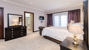 Premium bedding, desk, blackout curtains, free WiFi