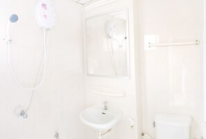 Regadera, amenidades de baño gratuitas, toallas 