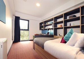 Large Standard Room with En-suite Bathroom | Desk, iron/ironing board, free WiFi, bed sheets