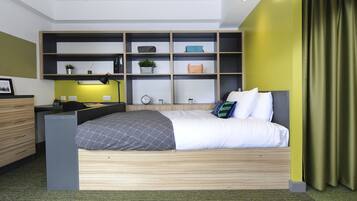 Escritorio, tabla de planchar con plancha, wifi gratis y ropa de cama