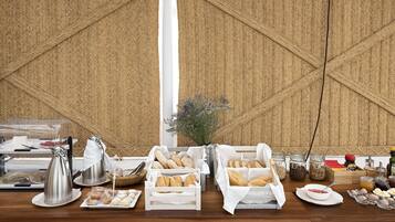 Desayuno de cocina local (EUR 6 por persona)