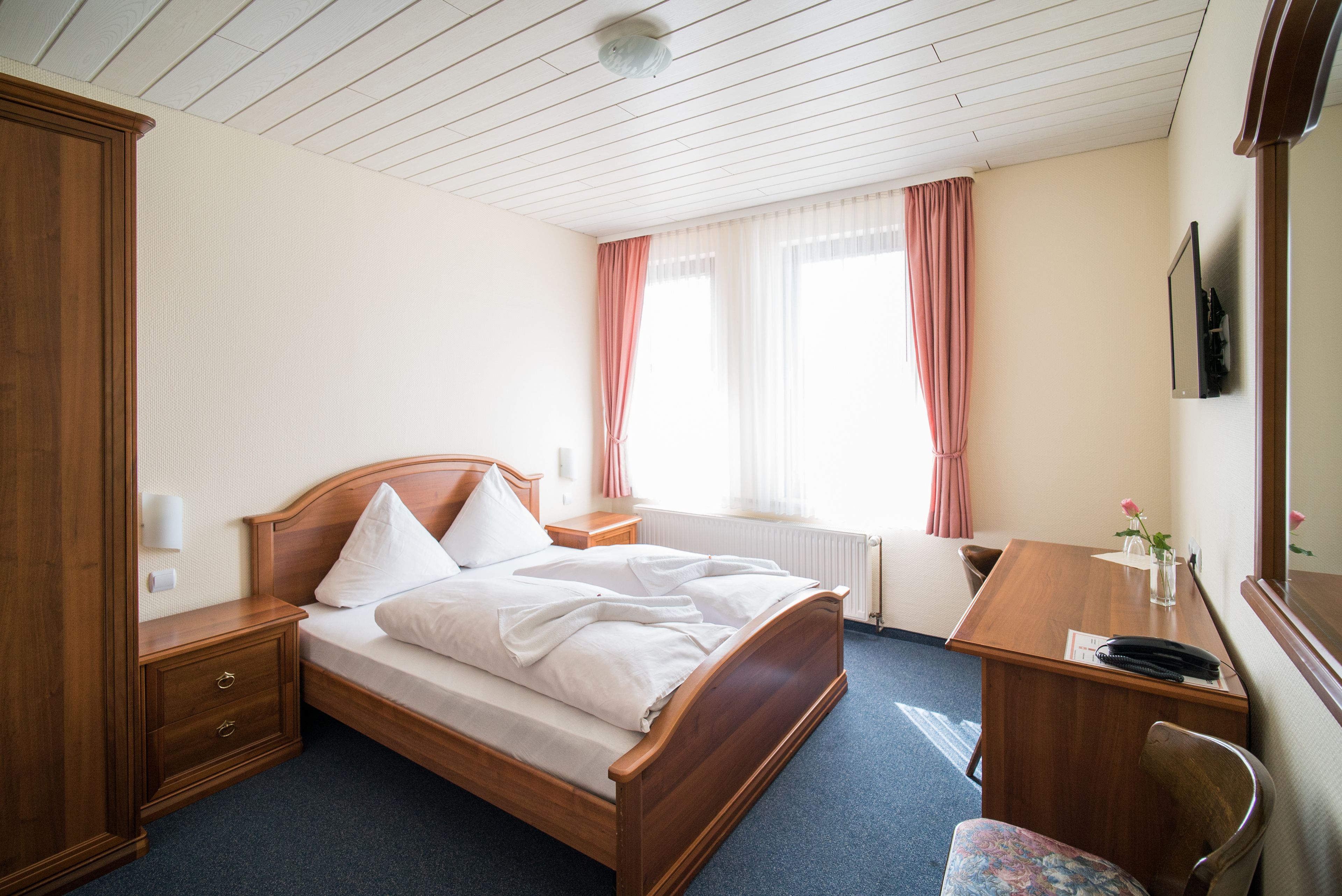 double room | in-room safe, desk, free wifi, bed sheets