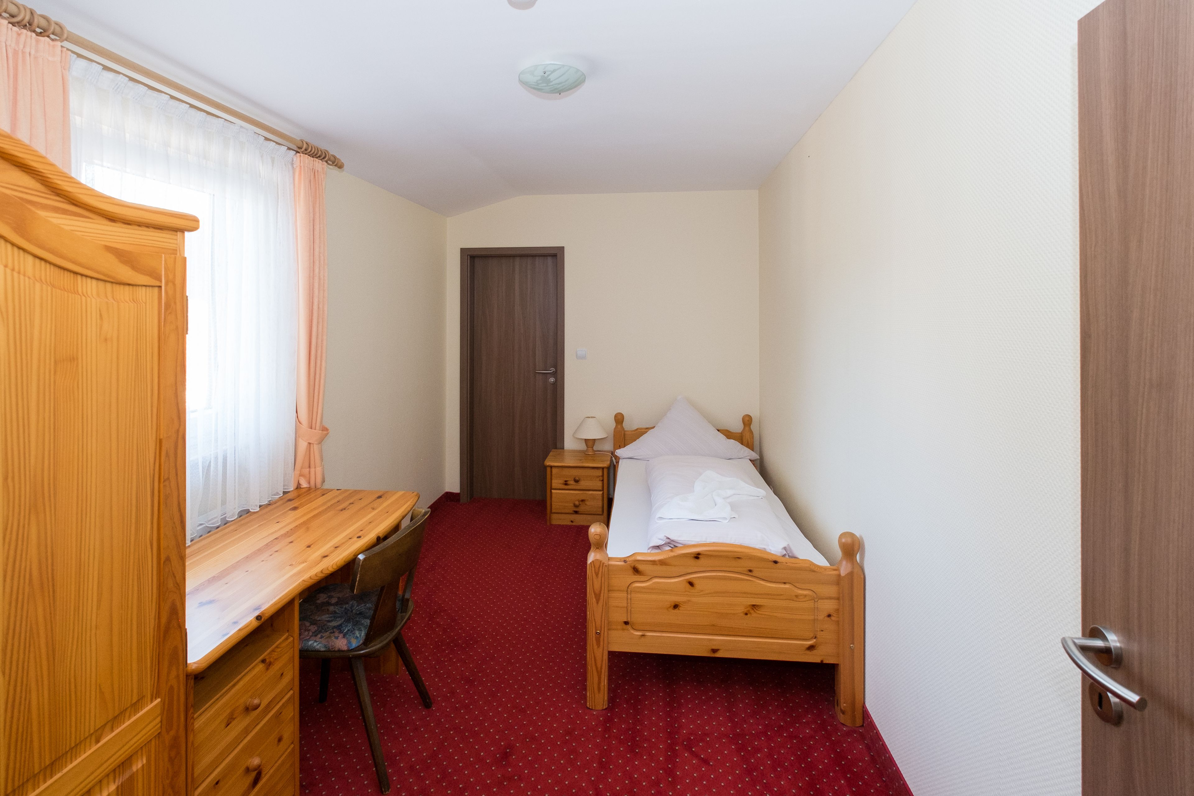 family room | in-room safe, desk, free wifi, bed sheets