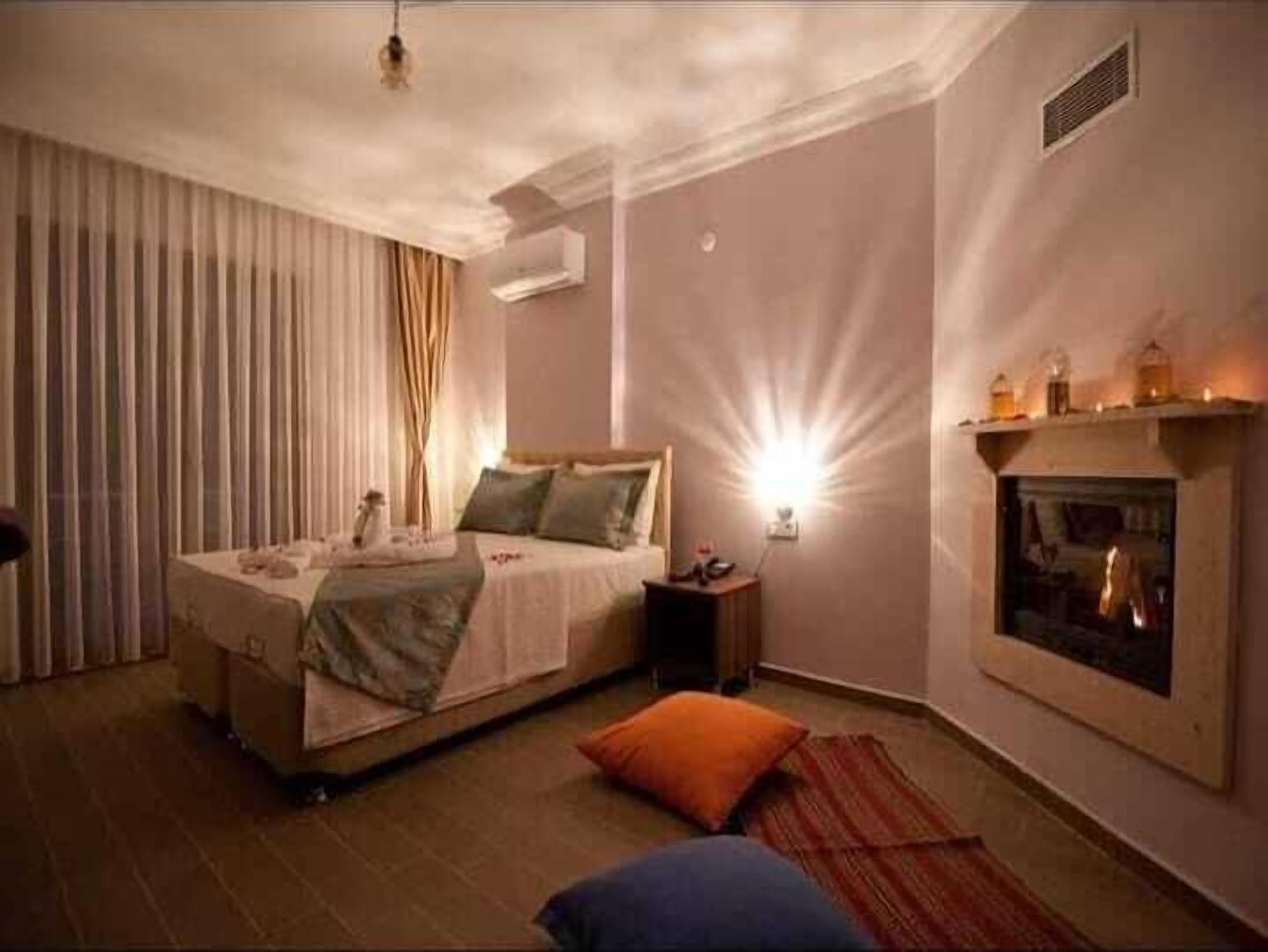 deluxe room, 1 bedroom, garden view, garden area | laptop workspace, soundproofing