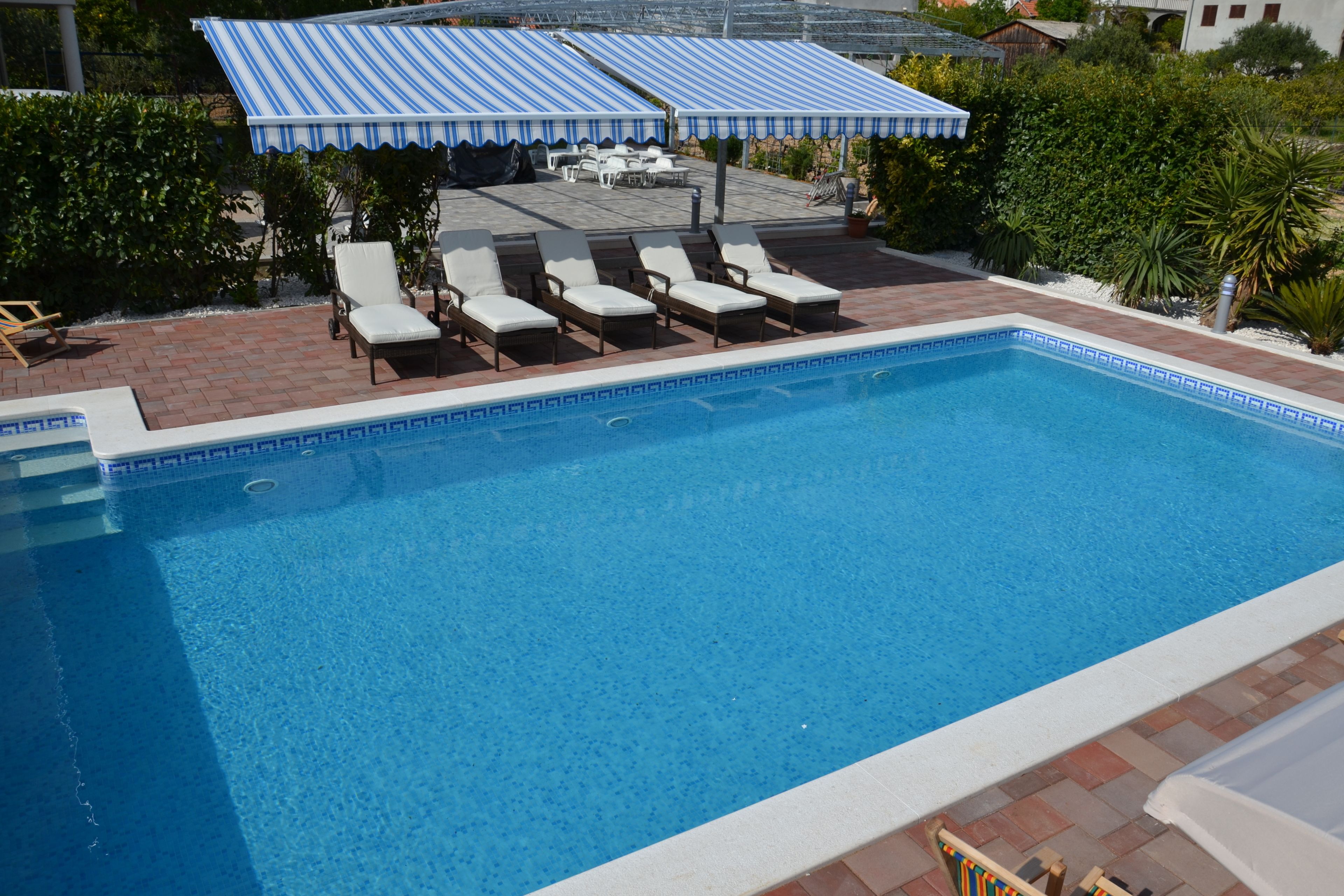 حمّام سباحة خارجي موسمي، كبائن مجانية، مقاعد للتشمس