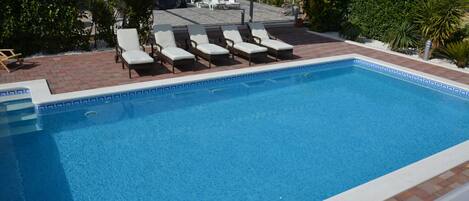 Piscine extérieure (ouverte en saison), cabanons gratuits