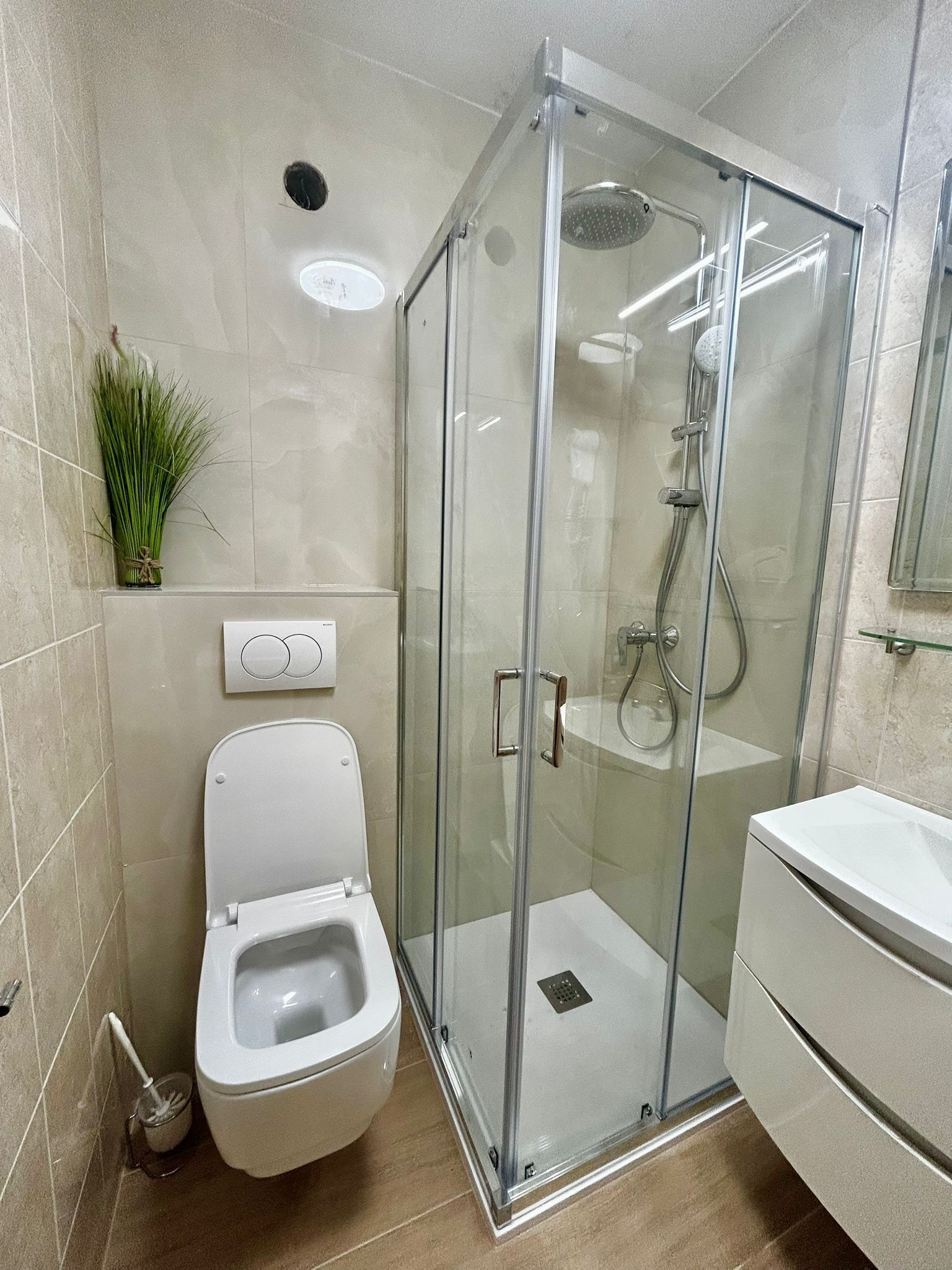 Classic-Apartment, 2 Schlafzimmer, eigener Pool, zum Garten hin | Badezimmer | Dusche, kostenlose Toilettenartikel, Haartrockner, Handtücher