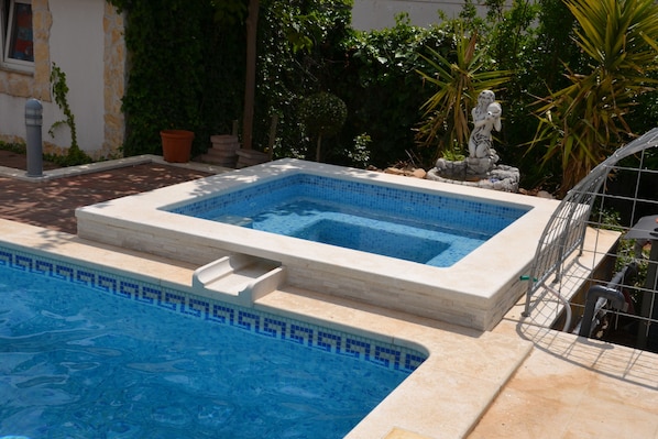 Outdoor spa tub - Apartments Mary (Trogir)