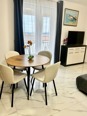 Classic-Apartment, 2 Schlafzimmer, eigener Pool, zum Garten hin | Wohnbereich | Flachbildfernseher