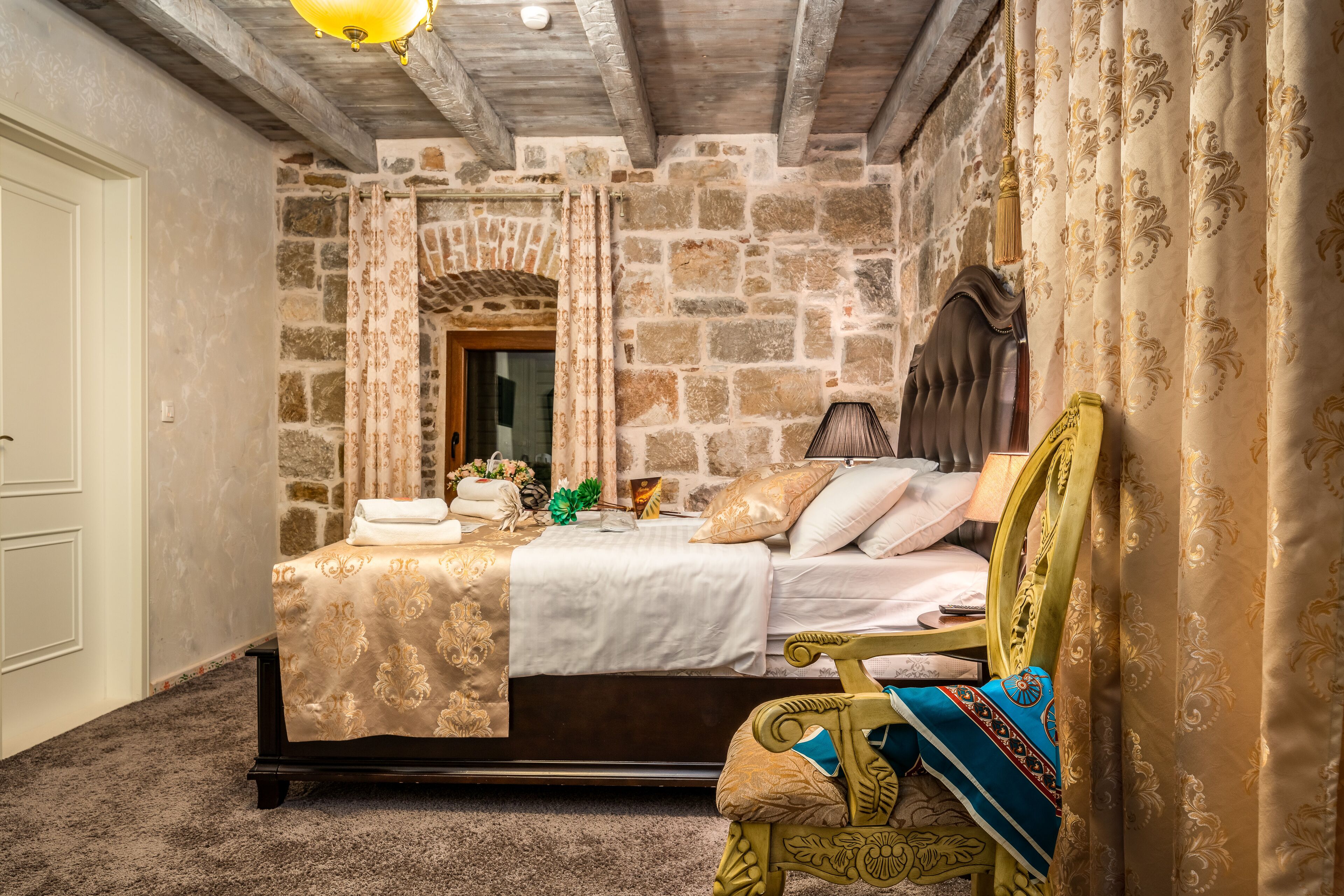 deluxe double room, 1 queen bed | 1 bedroom, premium bedding, minibar, in-room safe