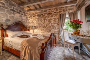 Hochwertige Bettwaren, Minibar, Zimmersafe, individuell dekoriert