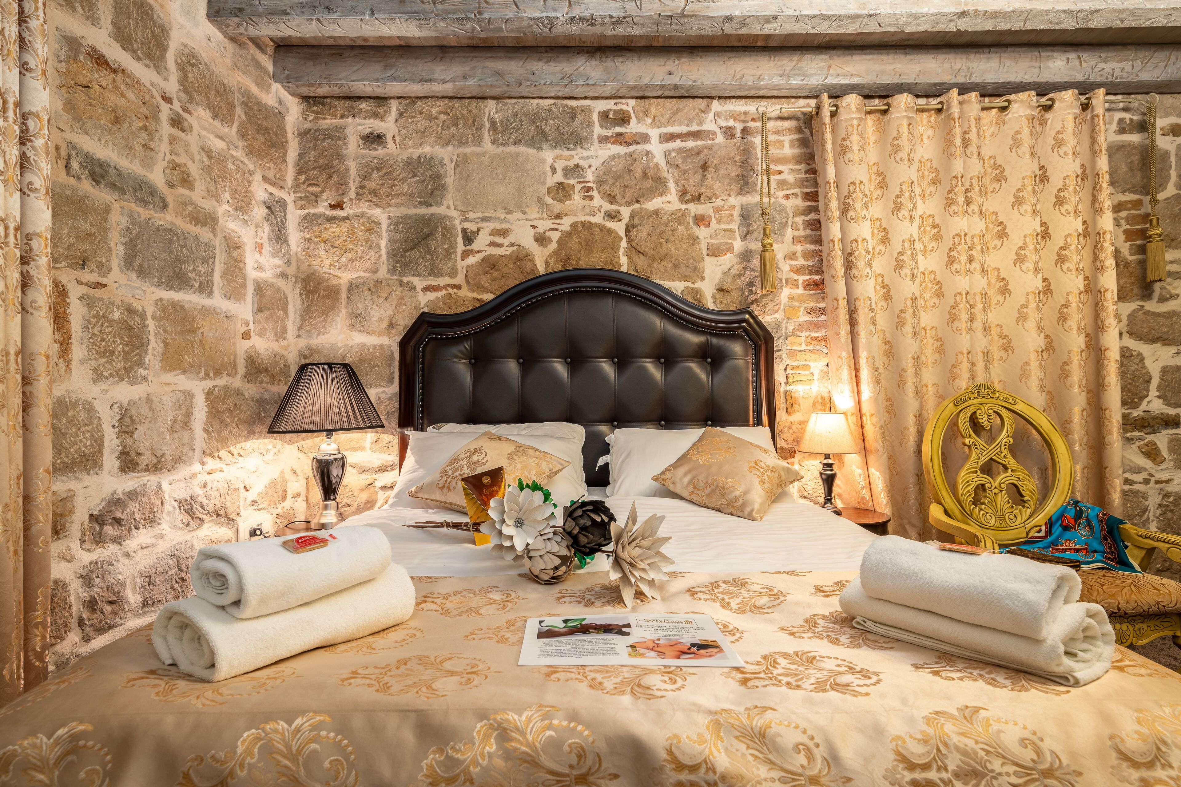 deluxe double room, 1 queen bed | 1 bedroom, premium bedding, minibar, in-room safe