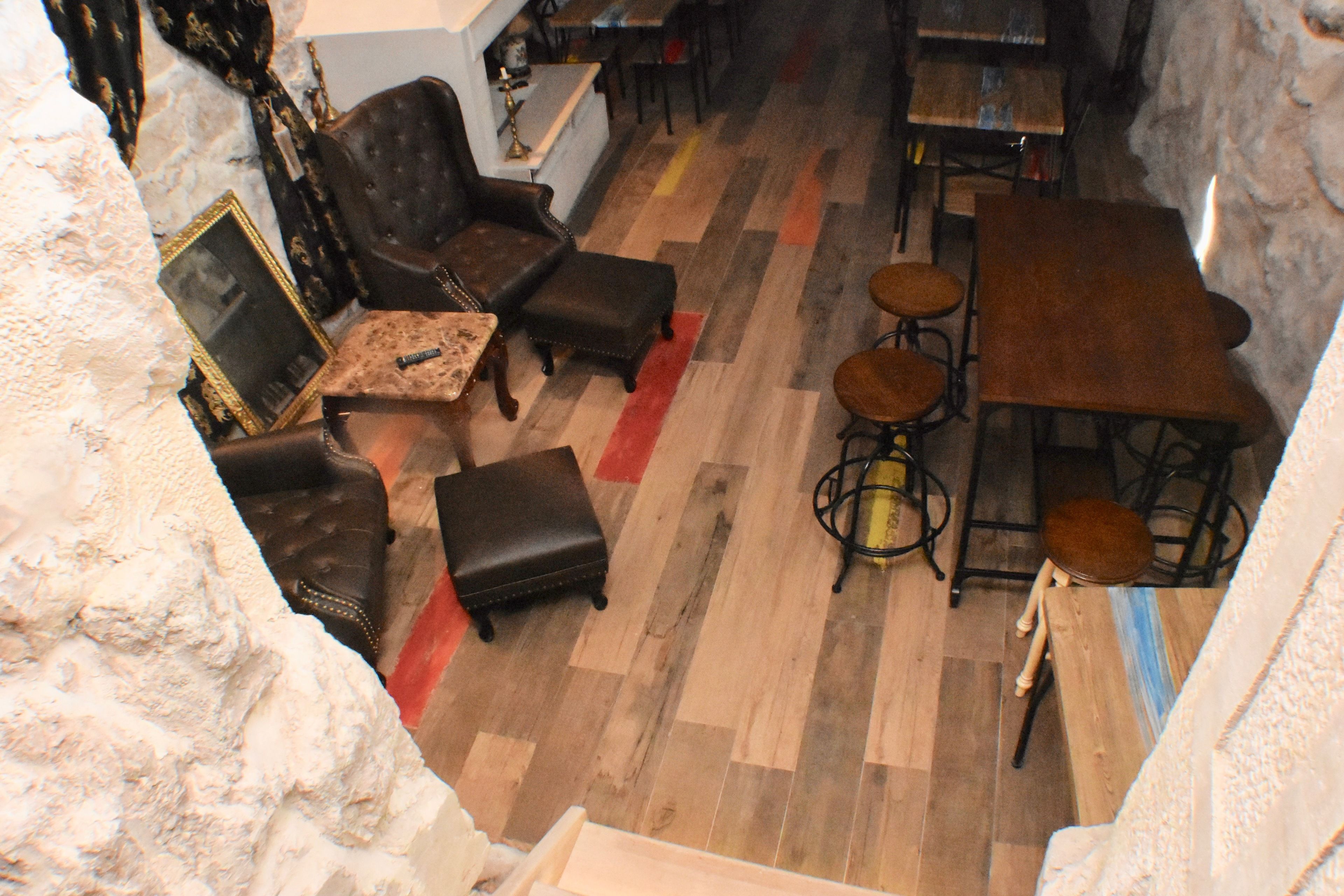 Ein gemütliches Interieur mit Holzboden, Ledermöbeln und einer Bar.