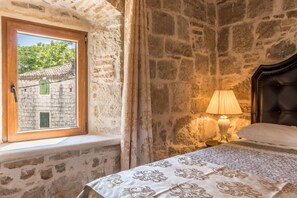Habitación de lujo, 1 cama Queen size | Ropa de cama de alta calidad y minibar 