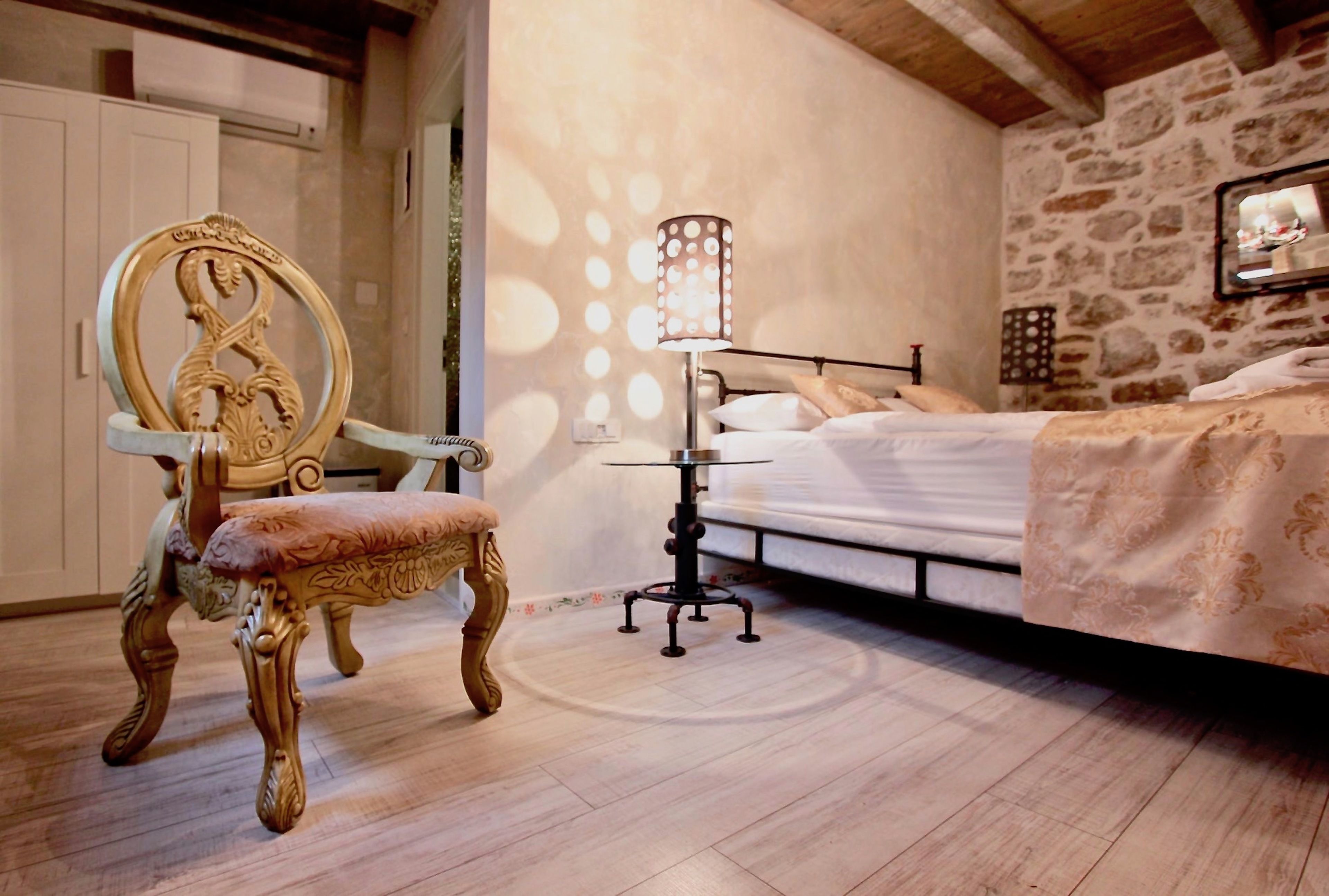 standard double room | living room | flat-screen tv