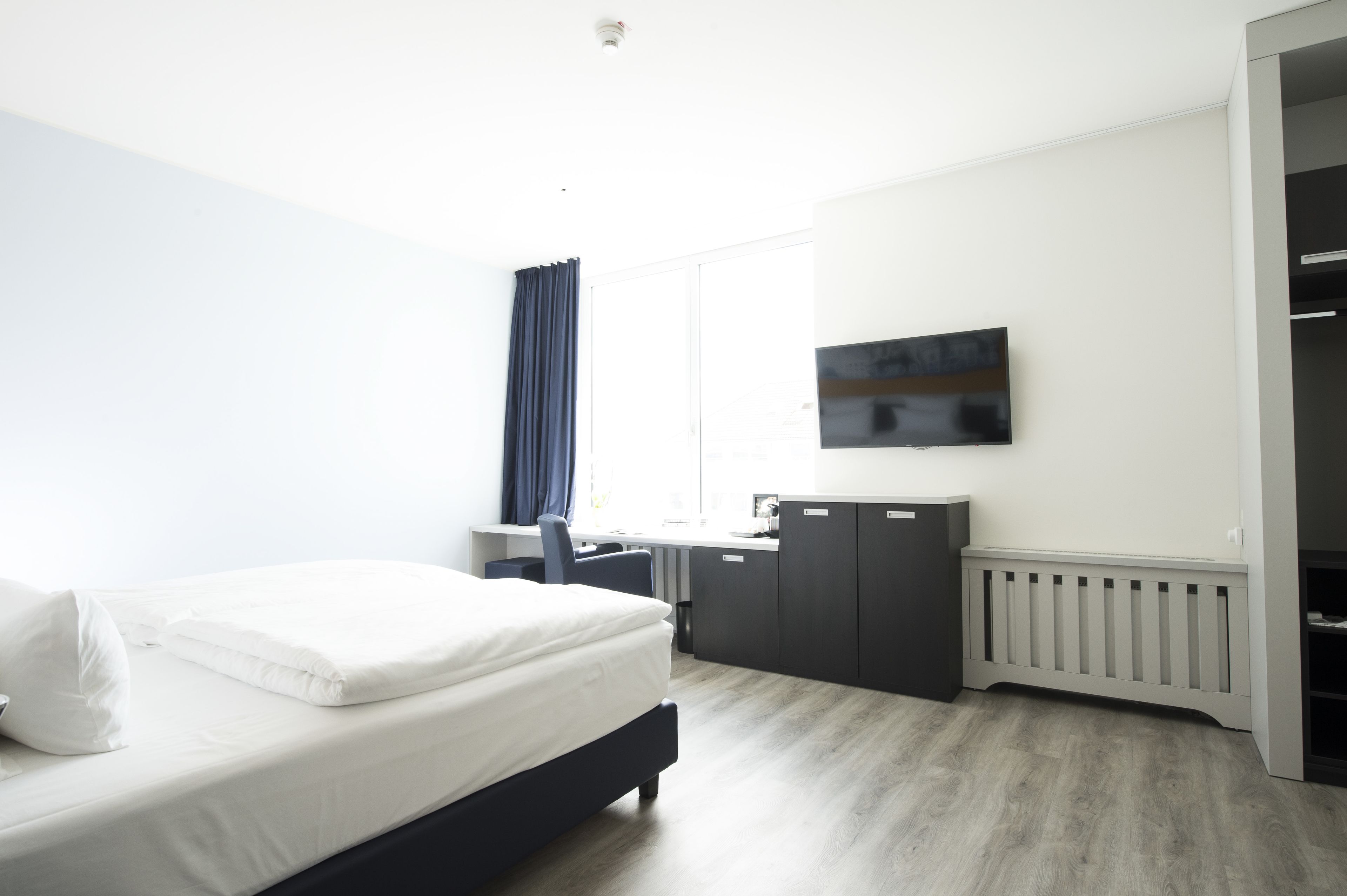 in-room safe, desk, soundproofing, free wifi