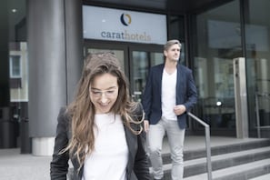 Ein modernes Gebäude mit einem Schild, auf dem "carathotels" steht.