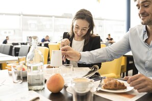 Tägliches Frühstücksbuffet gegen Gebühr