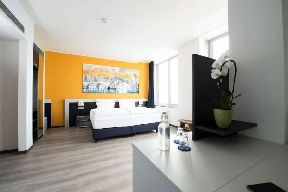 Caixa forta a l'habitació, escriptori i habitacions insonoritzades 