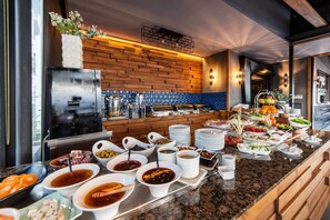 Petit déjeuner buffet (300 TRY par personne)