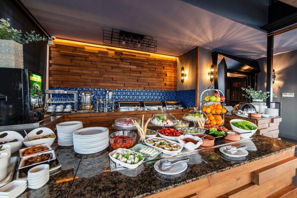 Petit déjeuner buffet (300 TRY par personne)
